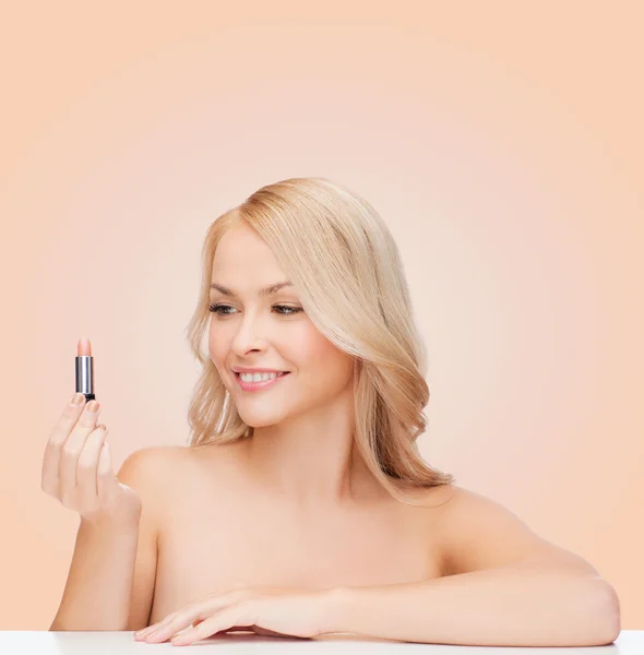 Vacker kvinna med rosa läppstift — Stockfoto