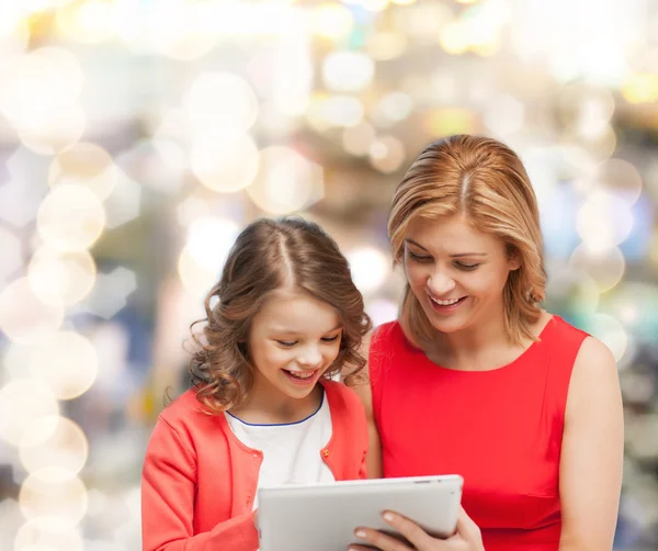 Mor och dotter med tablet pc-dator — Stockfoto