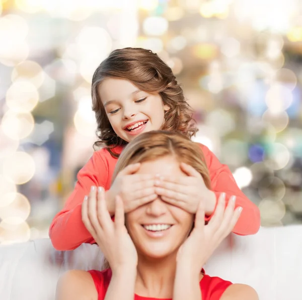 Sorridente madre e figlia fare uno scherzo — Foto Stock