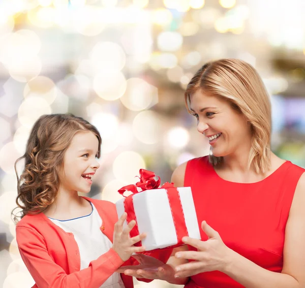 Sonriente madre e hija con caja de regalo —  Fotos de Stock