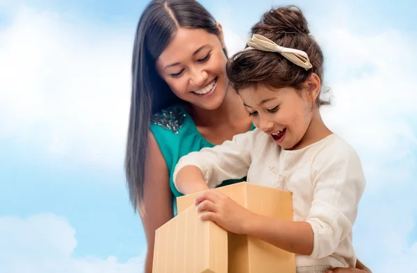 Feliz madre y niña con caja de regalo —  Fotos de Stock