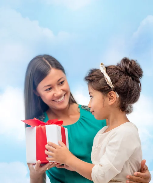 Mãe feliz e menina com caixa de presente — Fotografia de Stock