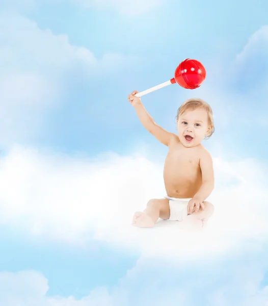 Schattige kleine jongen spelen met grote lolly — Stockfoto