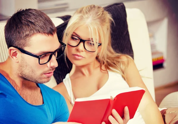 Pareja en casa con libro — Foto de Stock