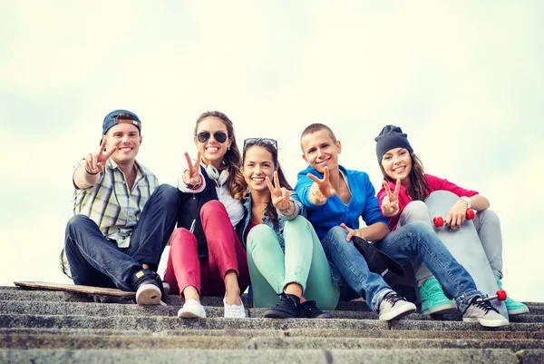 Grupo de adolescentes mostrando dedo cinco —  Fotos de Stock
