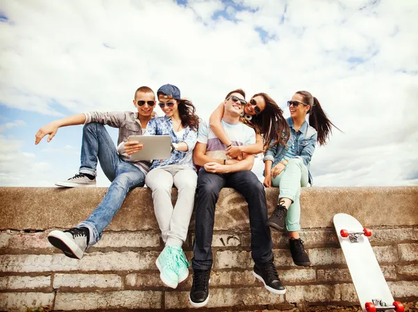 Группа подростков смотрит на планшетный ПК — стоковое фото