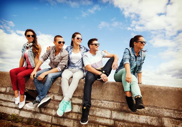 Groep tieners opknoping — Stockfoto