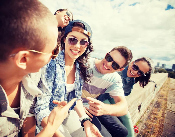 Group of teenagers hanging out — Stock Photo, Image