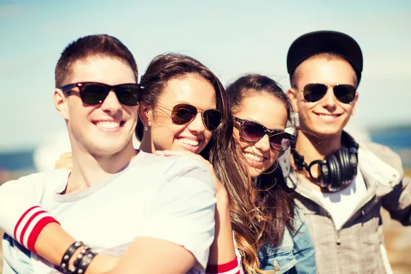 Gruppo di adolescenti appendere fuori — Foto Stock