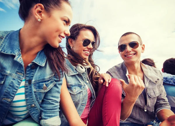 Grupo de adolescentes pasando el rato — Foto de Stock