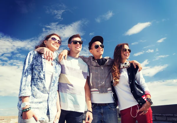 Grupo de adolescentes afuera —  Fotos de Stock