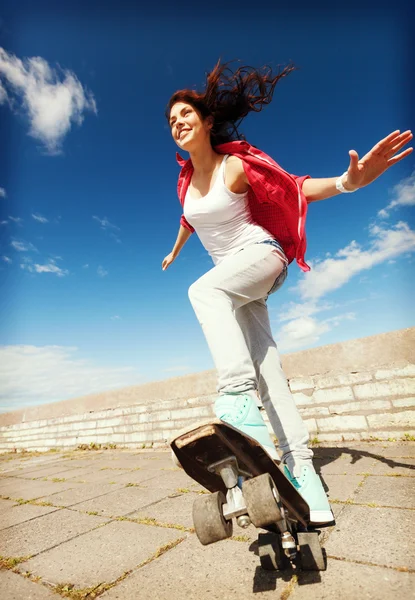 Adolescente chica patinaje fuera — Foto de Stock