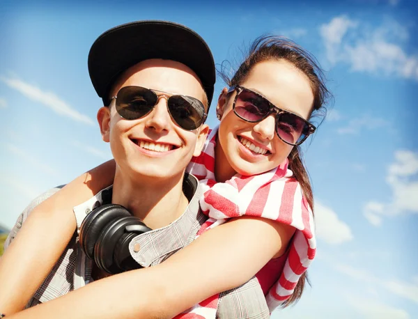 Adolescentes se divertindo fora — Fotografia de Stock