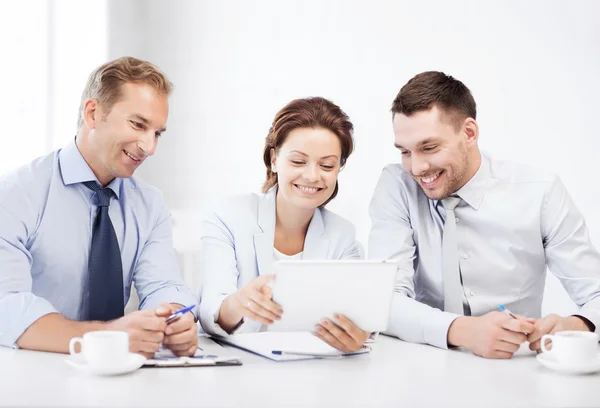 Equipe de negócios olhando para tablet pc no escritório — Fotografia de Stock