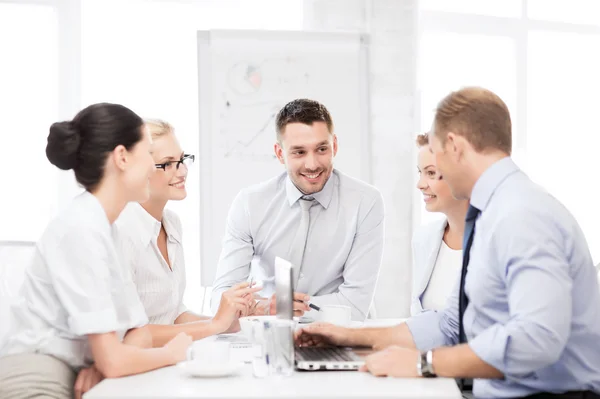 Geschäftsteam trifft sich im Büro — Stockfoto