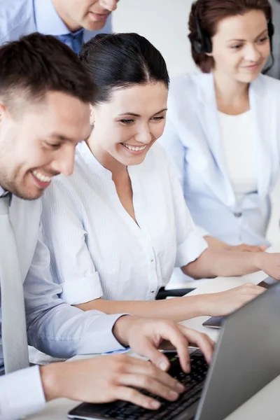 Groupe de personnes travaillant avec des ordinateurs portables dans le bureau — Photo