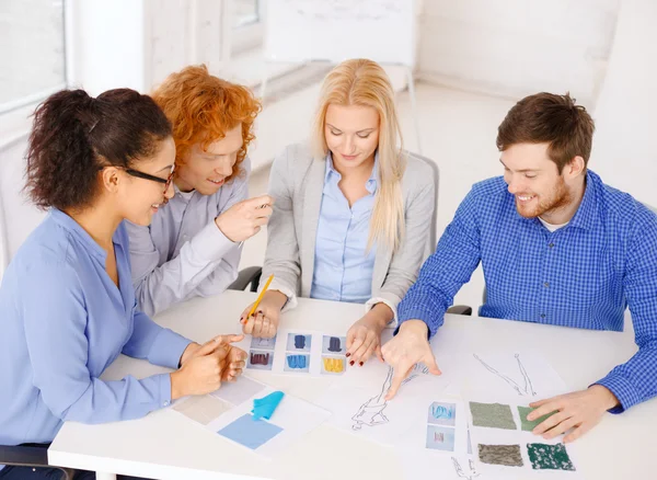 Lachende creatieve team kijken naar schets — Stockfoto