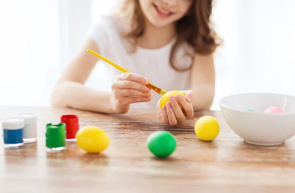 Close up of girl coloring eggs for easter — Stock Photo, Image