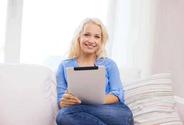 タブレットの pc は自宅でコンピューターを持つ女性の笑みを浮かべてください。 — ストック写真
