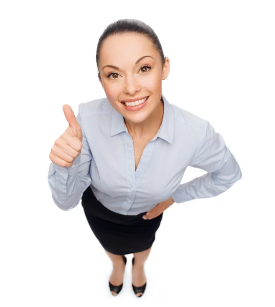 Lächelnde asiatische Geschäftsfrau zeigt Daumen nach oben — Stockfoto