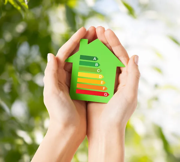 Χέρια που κρατούν πράσινο χαρτί σπίτι — Φωτογραφία Αρχείου