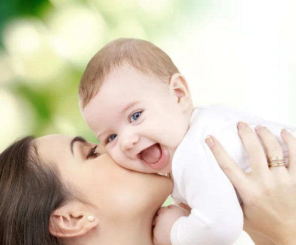 Laughing baby spelen met moeder — Stockfoto