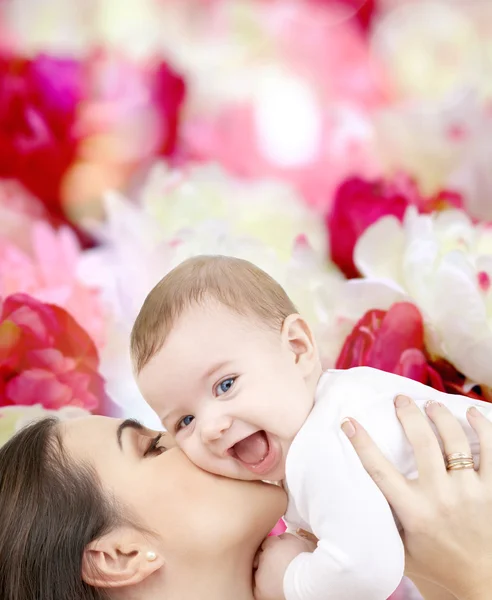 Gülen Bebek annesi ile oynama — Stok fotoğraf