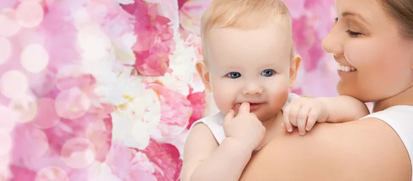 Mãe feliz com bebê adorável — Fotografia de Stock