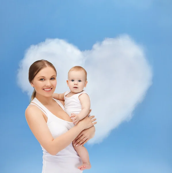 Mãe feliz com bebê adorável — Fotografia de Stock