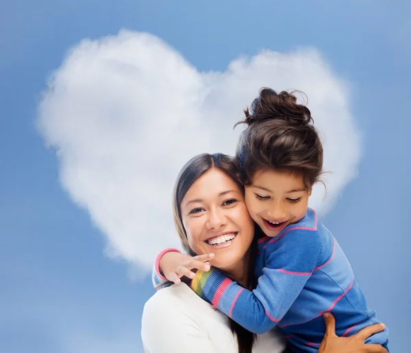 Abrazando a madre e hija —  Fotos de Stock