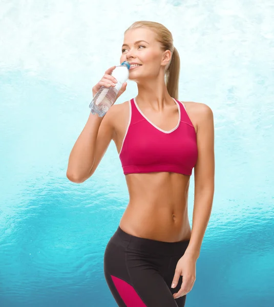 Smiling woman with bottle of water — Stock Photo, Image