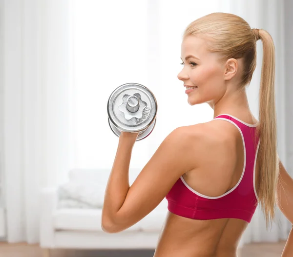 Mujer sonriente con mancuerna de acero pesado — Foto de Stock