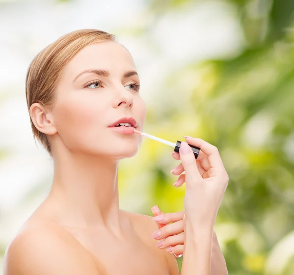 Mooie vrouw met lipgloss — Stockfoto