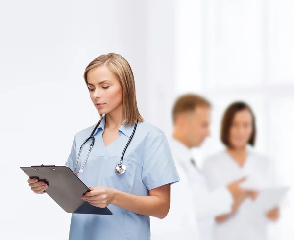 Médica ou enfermeira sorridente com área de transferência — Fotografia de Stock