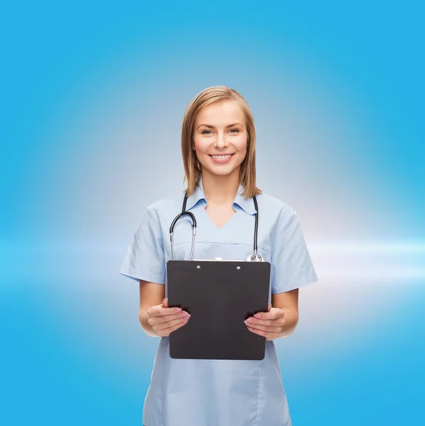 Médico o enfermera sonriente con portapapeles —  Fotos de Stock