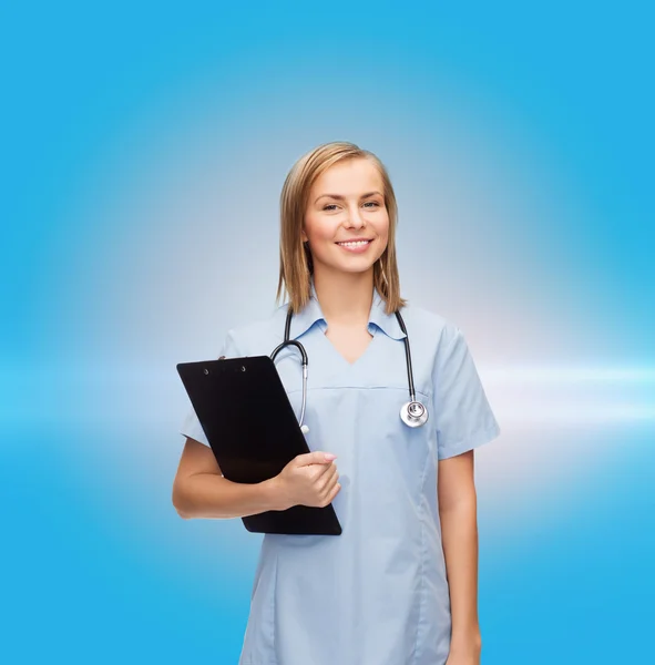 Médico o enfermera sonriente con portapapeles —  Fotos de Stock