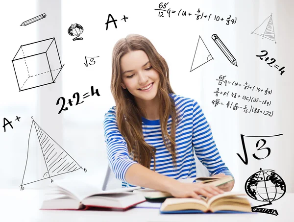 Menina estudante sorridente feliz com livros — Fotografia de Stock