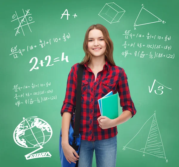 Studentessa sorridente con borsa e quaderni — Foto Stock
