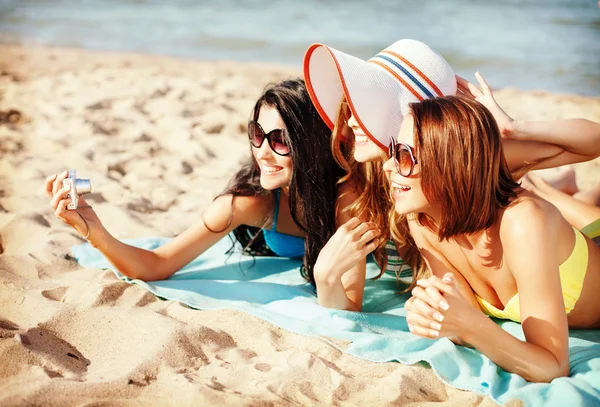 Girls making self portrait on the beach — Stock Photo, Image