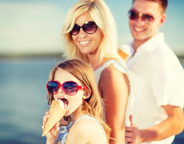 Famiglia felice mangiare gelato — Foto Stock