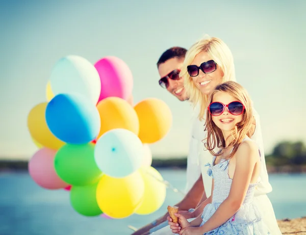 Família com balões coloridos — Fotografia de Stock