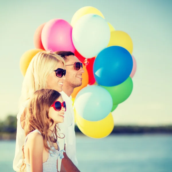 Famiglia con palloncini colorati — Foto Stock