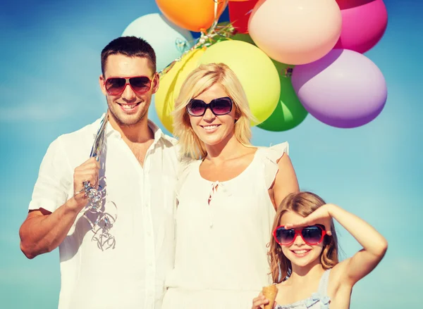 Famiglia con palloncini colorati — Foto Stock