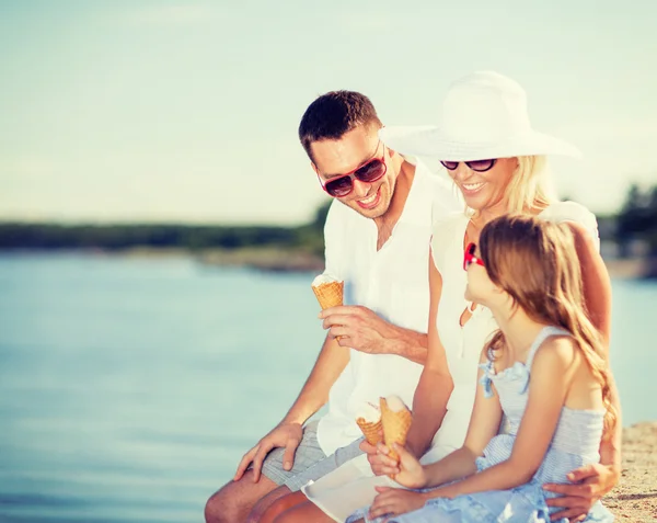 Lycklig familj äta glass — Stockfoto