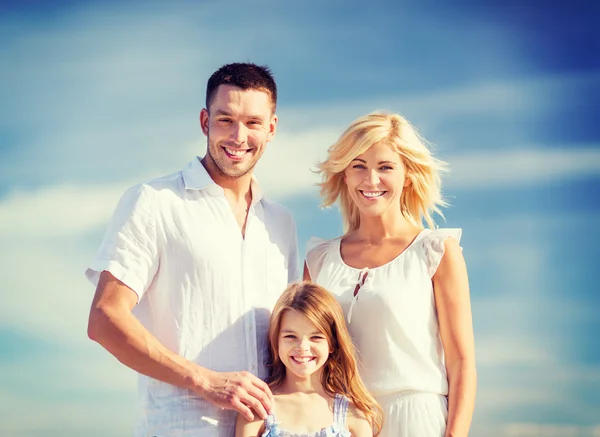 Šťastná rodina s modrou oblohou — Stock fotografie