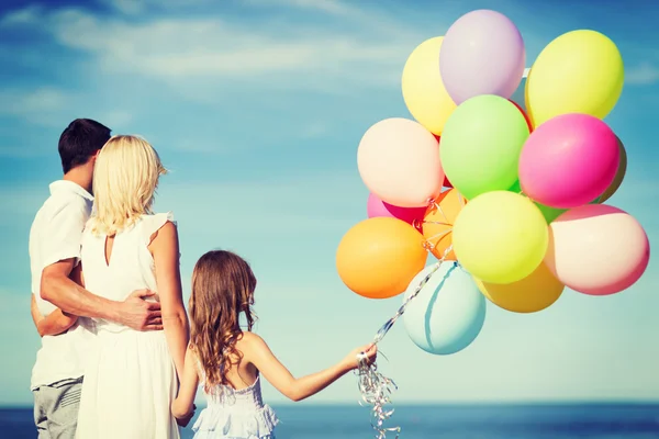 Familia con globos de colores — Foto de Stock