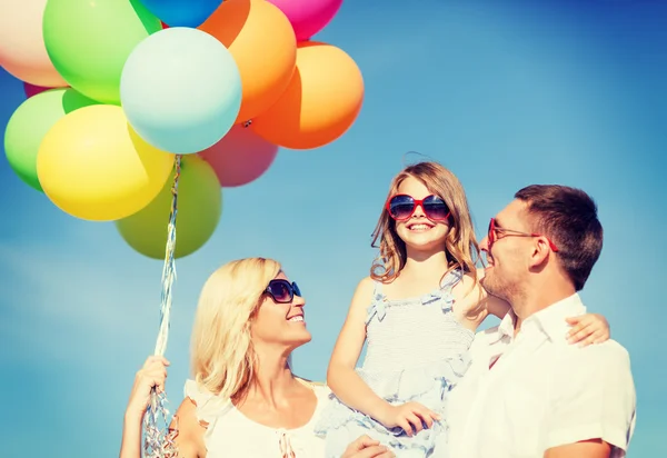 Familia con globos de colores —  Fotos de Stock