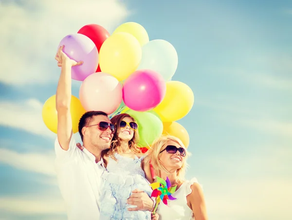 Familie mit bunten Luftballons — Stockfoto