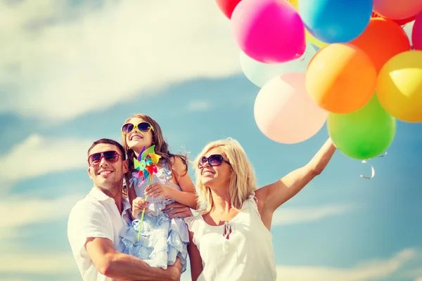 Familia con globos de colores —  Fotos de Stock