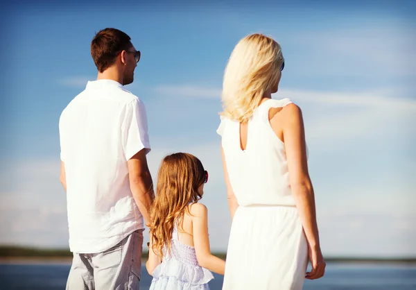 Glückliche Familie am Meer — Stockfoto